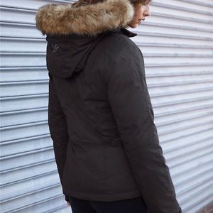 Aritzia Summit short Parka